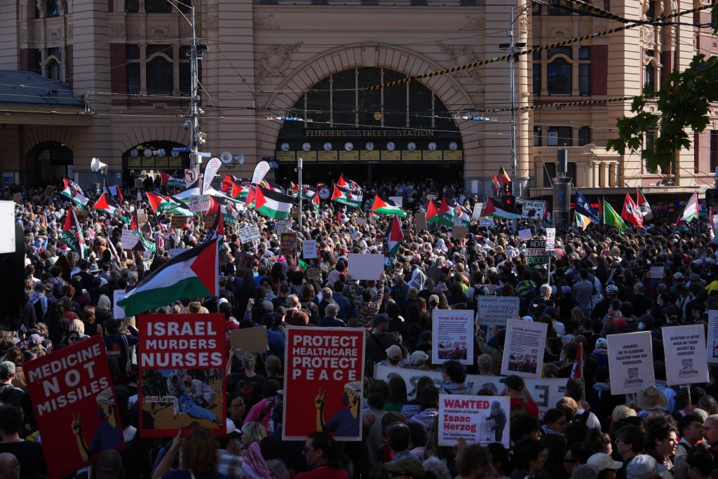 Αυστραλία: Ο Ισαάκ Χέρτζογκ καταγγέλλει «τρομακτικό» αντισημιτισμό – Συγκρούσεις και 27 συλλήψεις σε διαδηλώσεις - ertnews.gr