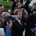 Ιστορική δίκη της Meta: Ο κύριος facebook Μαρκ Ζάκερμπεργκ στο εδώλιο – Κατηγορείται ότι σχεδίασε τις εφαρμογές για να προκαλέσει εθισμό στα παιδιά