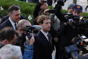 Ιστορική δίκη της Meta: Ο κύριος facebook Μαρκ Ζάκερμπεργκ στο εδώλιο – Κατηγορείται ότι σχεδίασε τις εφαρμογές για να προκαλέσει εθισμό στα παιδιά