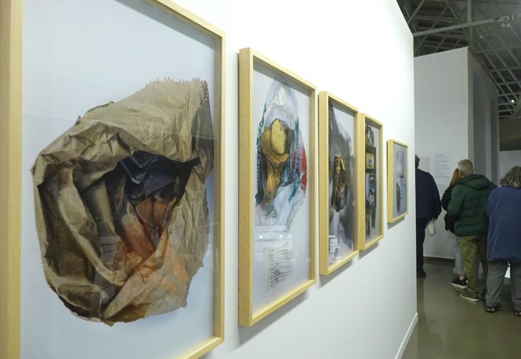 «Οι αρχαιότητες του Ντίνου» από τον φακό του Άρι Γεωργίου – Παρατείνεται η έκθεση στο Τελλόγλειο