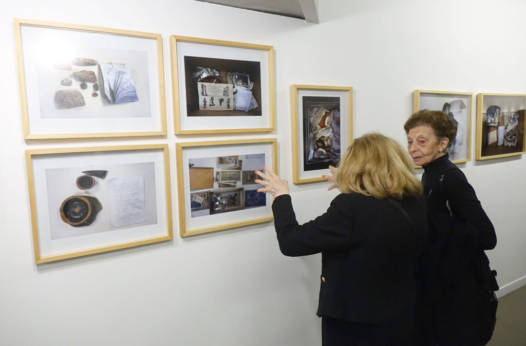 «Οι αρχαιότητες του Ντίνου» από τον φακό του Άρι Γεωργίου – Παρατείνεται η έκθεση στο Τελλόγλειο