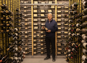 Η διάκριση αυτή έρχεται ανάμεσα σε ιδιαίτερα αξιόλογους εκπροσώπους της ελληνικής επιχειρηματικής κοινότητας, αναγνωρίζοντας το όραμα, τη συνέπεια και τη διαχρονική συμβολή του στον κλάδο του ελληνικού οίνου. Η πορεία του Κτήματος Γεροβασιλείου είναι άρρηκτα συνδεδεμένη με τη διαρκή επιδίωξη της ποιότητας, την καινοτομία και τη διεθνή εξωστρέφεια, συμβάλλοντας ουσιαστικά στην ενίσχυση της παρουσίας του ελληνικού κρασιού στις διεθνείς αγορές. Ο διαγωνισμός EY «Επιχειρηματίας της Χρονιάς» Ελλάδος, που φέτος πραγματοποιήθηκε για 10η επετειακή χρονιά, τιμά επιχειρηματίες οι οποίοι, μέσα από όραμα, επιμονή και δημιουργικότητα, χτίζουν επιχειρήσεις με μακροπρόθεσμη αξία για την κοινωνία, τους εργαζομένους, τους πελάτες και τους συνεργάτες τους. Η Τελετή Απονομής θα πραγματοποιηθεί στις 17 Μαρτίου, κατά τη διάρκεια της οποίας θα βραβευθούν οι τέσσερις νικητές των επιμέρους κατηγοριών. Παράλληλα, θα ανακοινωθεί ο μεγάλος νικητής του διαγωνισμού, στον οποίο θα απονεμηθεί ο τίτλος «Επιχειρηματίας της Χρονιάς» Ελλάδος 2025.