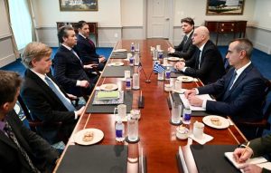 Δένδιας μετά τη συνάντηση με τον υπουργό Πολέμου των ΗΠΑ: Η Ελλάδα με την «Ατζέντα 2030» μεταρρυθμίζει τις Ένοπλες Δυνάμεις για να αντιμετωπίσει τις στρατηγικές προκλήσεις της εποχής