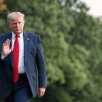 Εξετάζει αποχώρηση από συμφωνία εμπορίου Β. Αμερικής ο Τραμπ