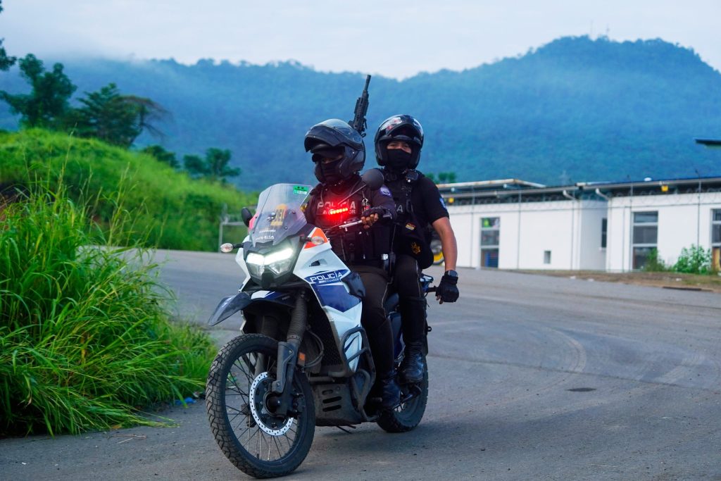 Ισημερινός: Η αστυνομία ανακάλυψε οκτώ ανθρώπινα κεφάλια μαζί με φυλλάδια που έγραφαν το μήνυμα «απαγορεύεται η κλοπή» - ertnews.gr