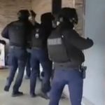 Έφοδος της ΕΛ.ΑΣ. σε καταυλισμούς σε Μενίδι και Φυλή – Ξήλωσαν παράνομα καλώδια 520 μέτρων