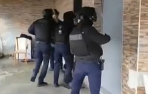 Έφοδος της ΕΛ.ΑΣ. σε καταυλισμούς σε Μενίδι και Φυλή – Ξήλωσαν παράνομα καλώδια 520 μέτρων