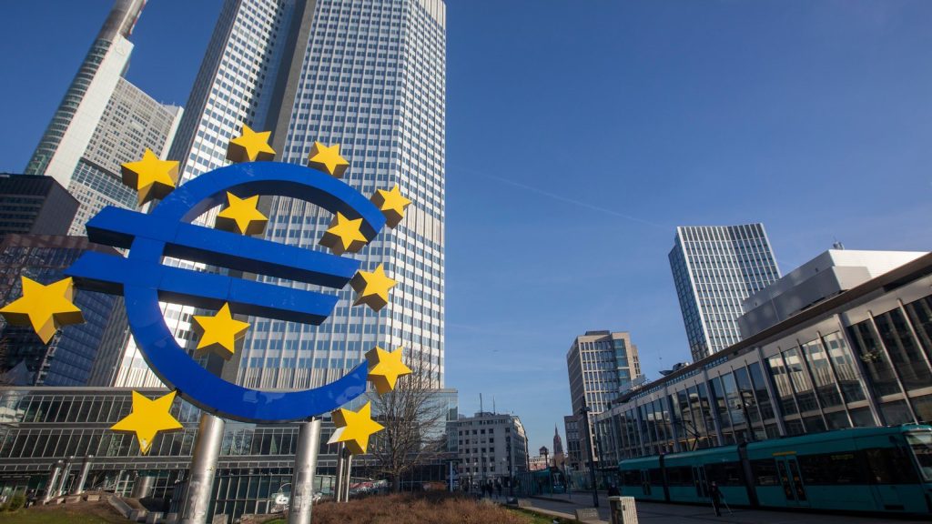 Σε στάση αναμονής για τις επιπτώσεις ανόδου του ευρώ η ΕΚΤ