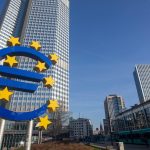 Σε στάση αναμονής για τις επιπτώσεις ανόδου του ευρώ η ΕΚΤ