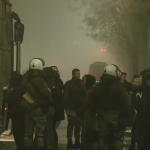 Χαμός έξω από το ΑΠΘ: Επεισόδια με… καταιγισμό από μολότοφ – Ένας αστυνομικός τραυματίστηκε