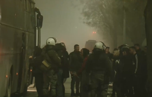 Χαμός έξω από το ΑΠΘ: Επεισόδια με… καταιγισμό από μολότοφ – Ένας αστυνομικός τραυματίστηκε