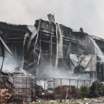 Φονική πυρκαγιά στο εργοστάσιο της «Βιολάντα»: Σταμάτησαν οι έρευνες υπό τον φόβο νέας έκρηξης – Η διαρροή ήταν πολύμηνη