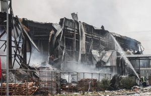 Φονική πυρκαγιά στο εργοστάσιο της «Βιολάντα»: Σταμάτησαν οι έρευνες υπό τον φόβο νέας έκρηξης – Η διαρροή ήταν πολύμηνη