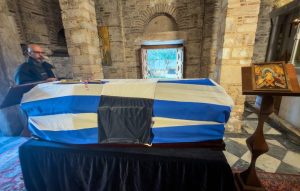 Σε λαϊκό προσκύνημα η σορός της σπουδαίας Ελένης Γλύκατζη-Αρβελέρ – Το τελευταίο αντίο στη Μητρόπολη Αθηνών