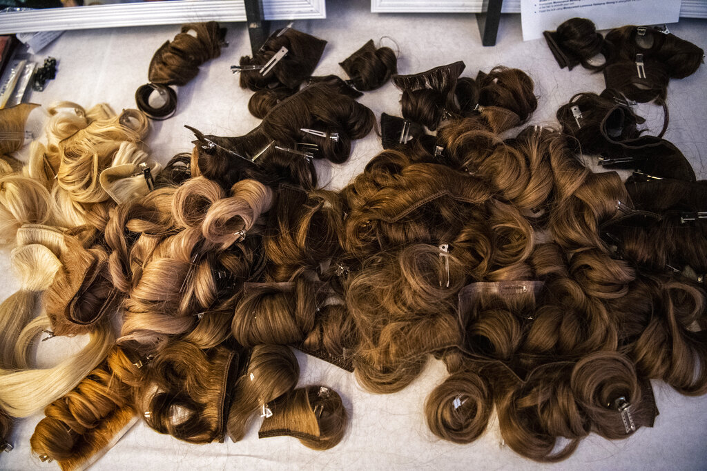 Καμπανάκι κινδύνου για τα extensions: Νέα μελέτη εντόπισε εκατοντάδες επικίνδυνες χημικές ουσίες