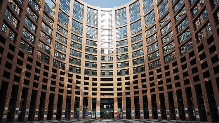 ΕΕ: Υιοθετήθηκαν αυστηρότεροι κανόνες στην αλυσίδα τροφίμων εν μέσω εντάσεων για τις τιμές