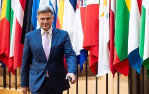 Η Ούρσουλα φον ντερ Λάιεν δικαιώνει τον Φαραντούρη για τη Συρία