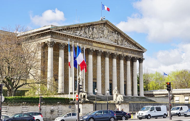 Η γαλλική Εθνοσυνέλευση απέρριψε δύο προτάσεις μομφής κατά της κυβέρνησης Μακρόν