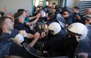 Μεγάλη ένταση στο νοσοκομείο Νίκαιας κατά την επίσκεψη του Άδωνι Γεωργιάδη – Τον υποδέχθηκαν με αποδοκιμασίες και συνθήματα