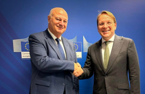 Σύμφωνος με τα μέτρα βιοασφάλειας Ελλάδας κατά ευλογιάς ο Varhelyi