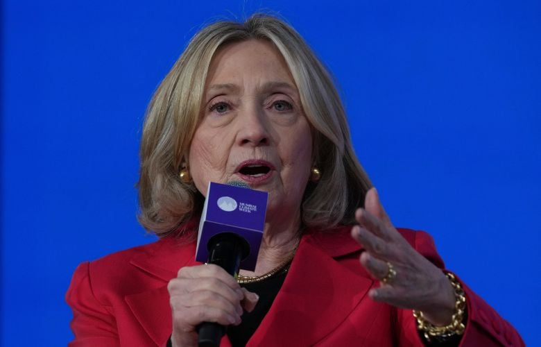 Η Χίλαρι Κλίντον δηλώνει ότι δεν θυμάται αν συναντήθηκε ποτέ με τον Τζέφρι Έπστιν – Γιατί διεκόπη η κατάθεσή της