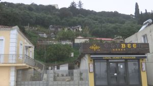 Κατάκολο: Βράχος 40 τόνων αποκολλήθηκε και απειλεί κατοικίες – Εκκενώθηκαν δέκα σπίτια