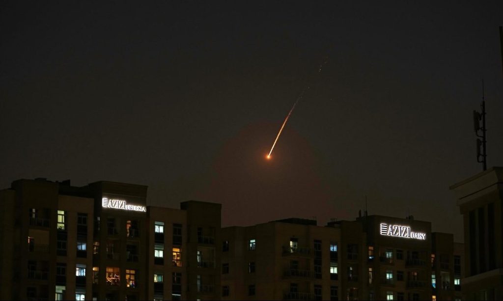 Σφυροκόπημα στρατηγικών στόχων στο Ιράν – Δεύτερος τραυματίας από πυρά ιρανικού πυραύλου