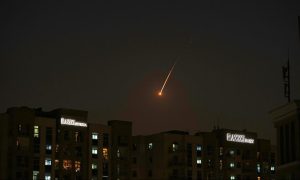 Σφυροκόπημα στρατηγικών στόχων στο Ιράν – Δεύτερος τραυματίας από πυρά ιρανικού πυραύλου