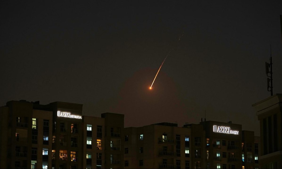 Σφυροκόπημα στρατηγικών στόχων στο Ιράν – Δεύτερος τραυματίας από πυρά ιρανικού πυραύλου