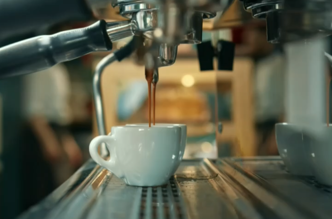 Τα καθημερινά ροφήματα που προστατεύουν από την άνοια ακόμα και με λίγα φλιτζάνια – Τι έδειξε νέα μελέτη