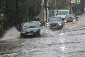 Καιρός: Κακοκαιρία εξπρές με καταιγίδες και θυελλώδεις ανέμους - Οι περιοχές σε red code