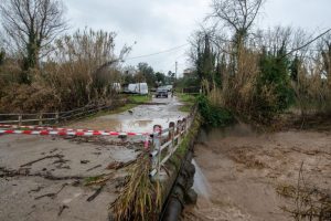 Έναν νεκρό και ζημιές σε καλλιέργειες άφησε πίσω της η κακοκαιρία σε Θράκη και Ηλεία