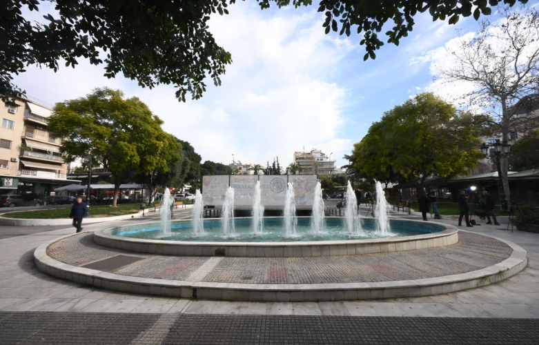 Τουλάχιστον 10 λεπτά έμεινε μέσα στο συντριβάνι το κοριτσάκι στην Καλλιθέα – «Μάχη» για να κρατηθεί στη ζωή