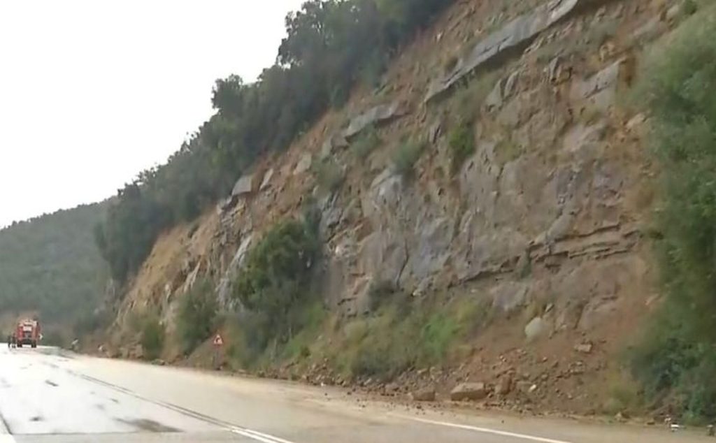 Η Ήπειρος αποκομμένη οδικώς: Έκλεισε η παλαιά Εθνική Οδός Άρτας-Αμφιλοχίας από νέα κατολίσθηση