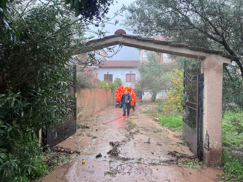 Κακοκαιρία σαρώνει όλη την Ελλάδα: Ορμητικοί χείμαρροι, πλημμύρες και ανεμοστρόβιλοι – Κλειστά την Παρασκευή τα σχολεία στον Πύργο