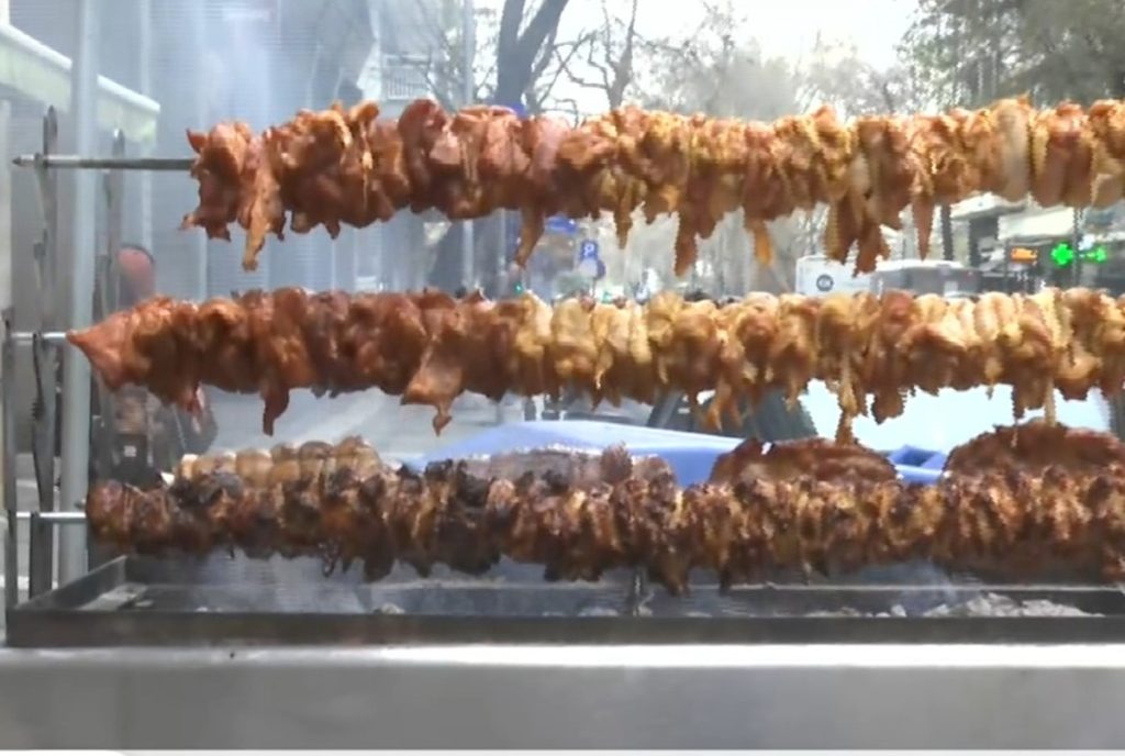 Άναψαν οι ψησταριές για την Τσικνοπέμπτη – Στη Βαρβάκειο για τις αγορές της τελευταίας στιγμής οι καταναλωτές