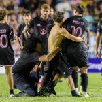 Άνδρας ασφαλείας «γκρέμισε» και τον Μέσι στην προσπάθειά του να σταματήσει οπαδό που μπήκε στο γήπεδο