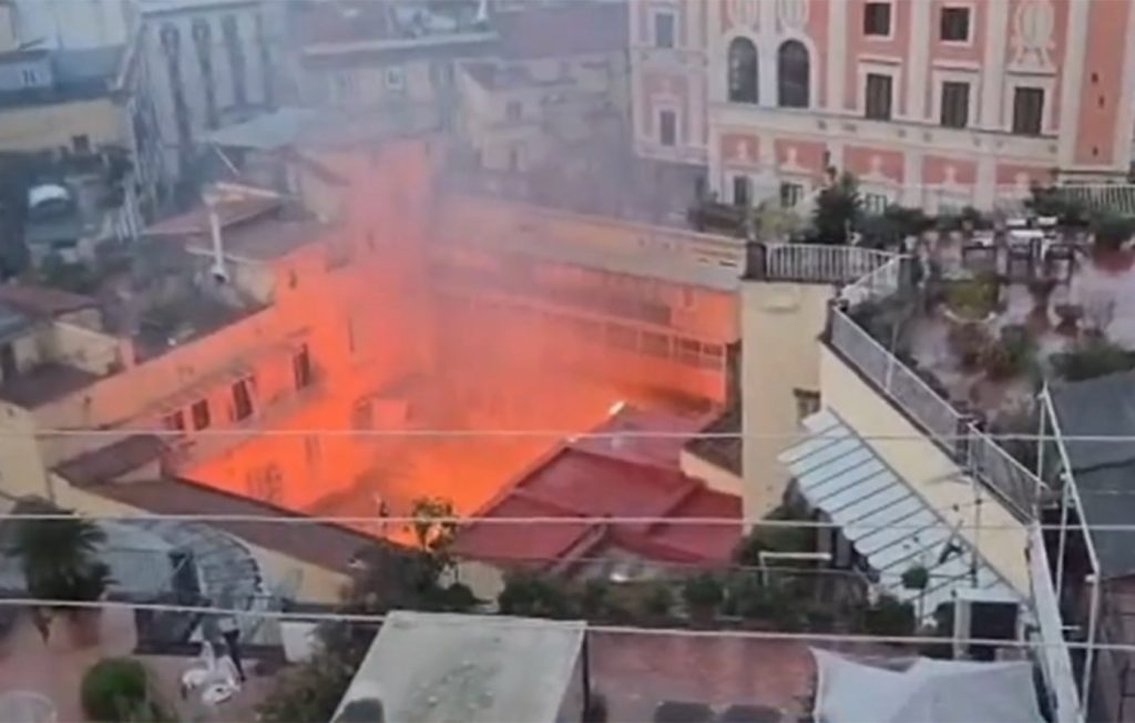 Πυρκαγιά κατέστρεψε το θέατρο Σανατζάρο της Νάπολης – Εκκενώθηκαν όλες οι γύρω πολυκατοικίες