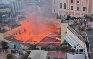 Πυρκαγιά κατέστρεψε το θέατρο Σανατζάρο της Νάπολης – Εκκενώθηκαν όλες οι γύρω πολυκατοικίες