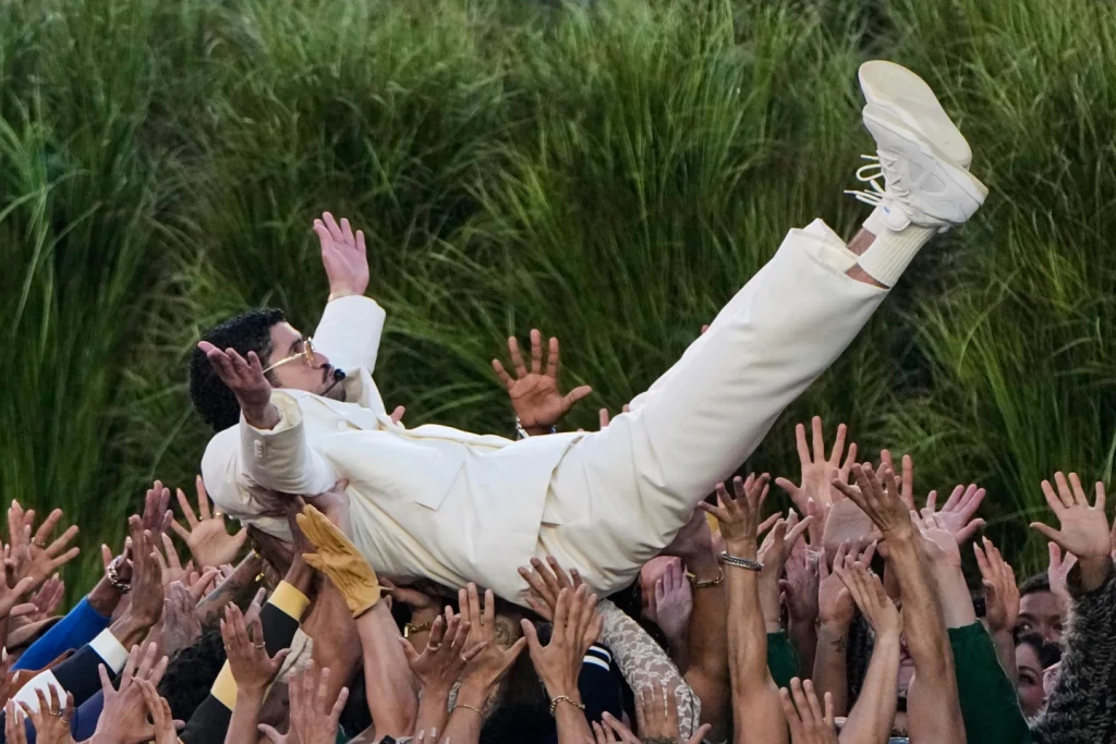 Super Bowl LX: Τα πολιτικά μηνύματα του Bad Bunny, το λάτιν υπερθέαμα, ο γάμος και η Lady Gaga στο halftime show