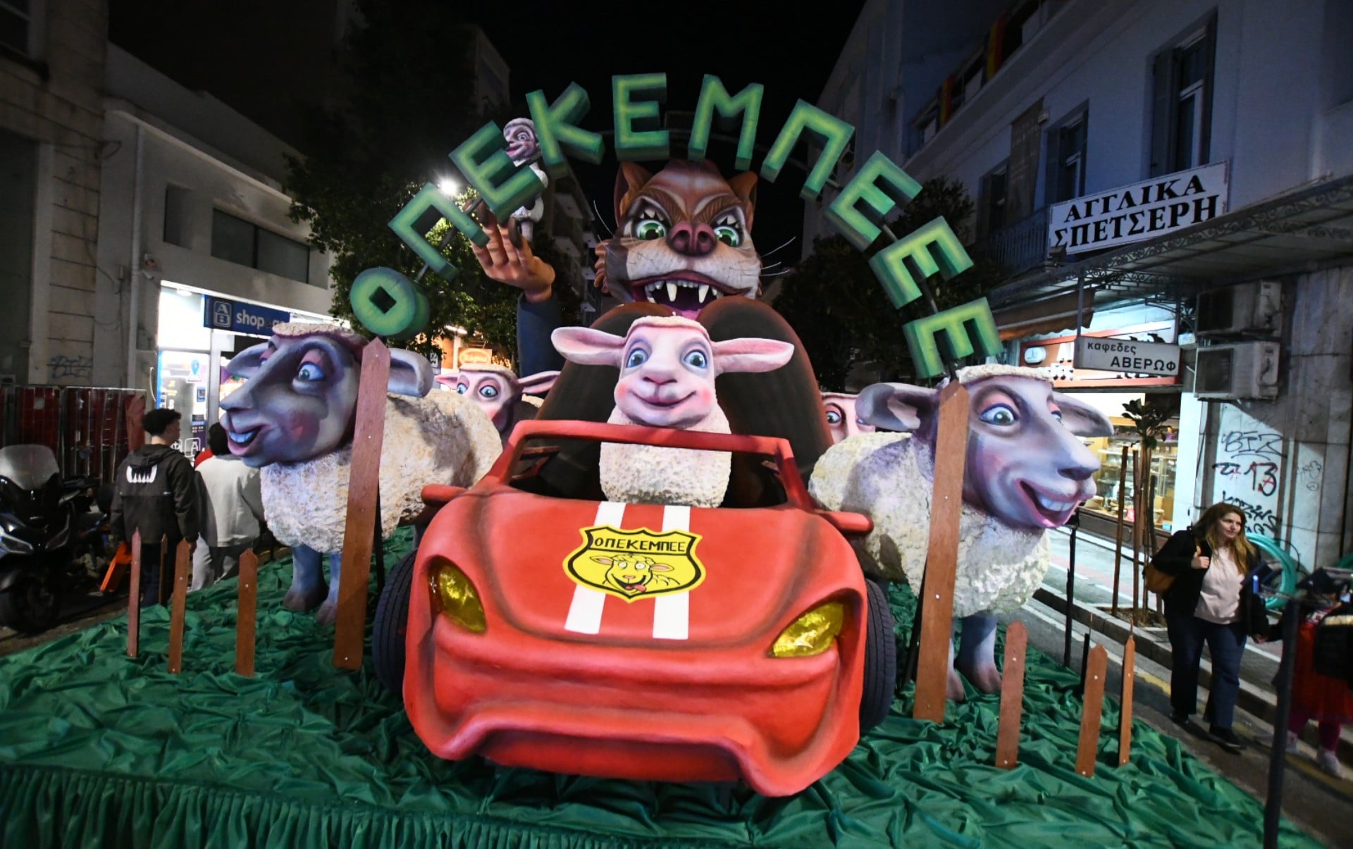 Πάτρα: Νυχτερινή παρέλαση από τα άρματα του δήμου