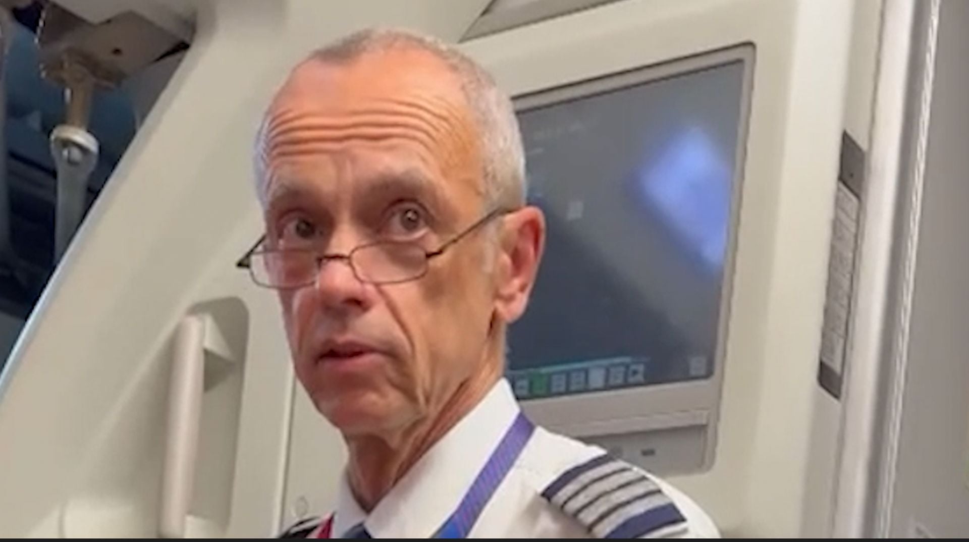 Πιλότος βίαζε παιδιά - Βίντεο με τη σύλληψή του σε αεροπλάνο