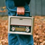 98.6: Ο ραδιοφωνικός σταθμός που δεν ζητά τίποτα από σένα και σε οδηγεί να αφήνεσαι