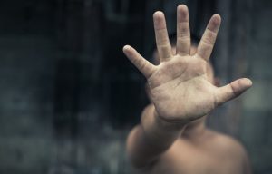 Φρίκη στη Νίκαια: Καταγγελία 17χρονου για σεξουαλική κακοποίηση από νεαρούς, παρουσία 15χρονης