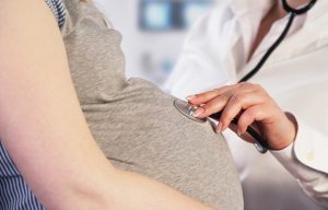 Στη φυλακή 24χρονος που καταγγέλθηκε ότι ξυλοκόπησε την έγκυο σύζυγό του