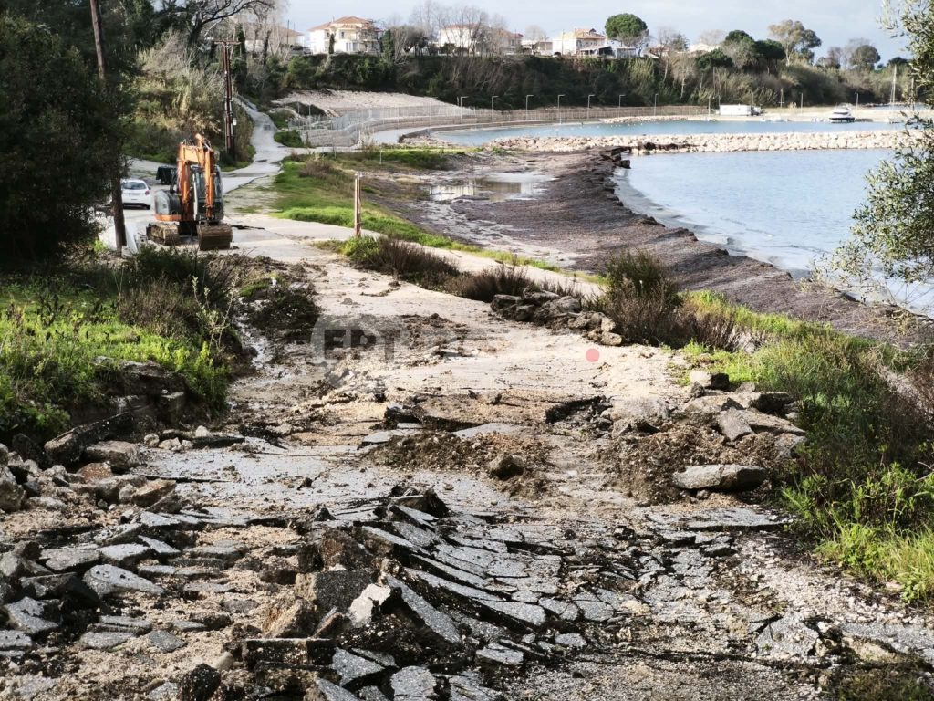 «Βομβαρδισμένο» τοπίο ο παραλιακός δρόμος προς τον Μύτικα μετά τις κατολισθήσεις στην Πρέβεζα