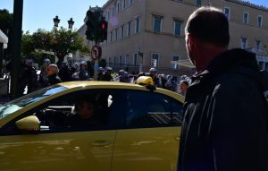 Εκατοντάδες αυτοκινητιστές ταξί πραγματοποίησαν πορεία στο Μέγαρο Μαξίμου
