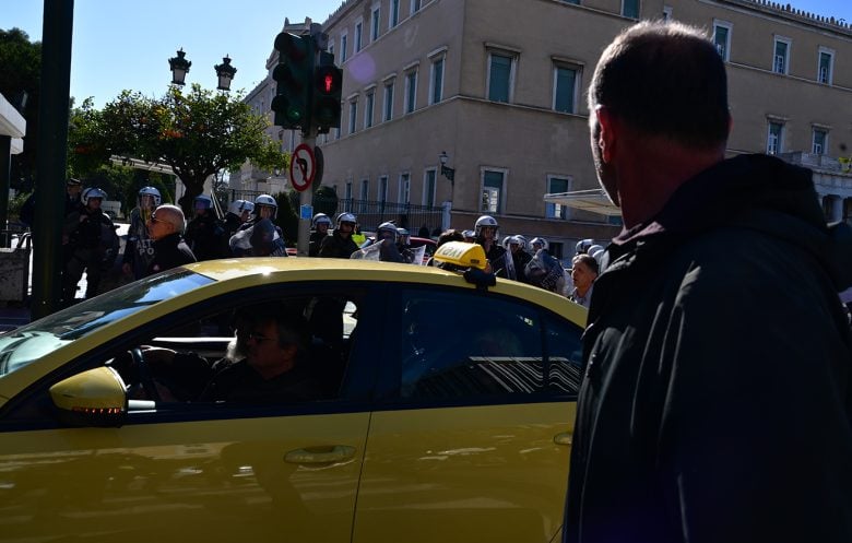 Εκατοντάδες αυτοκινητιστές ταξί πραγματοποίησαν πορεία στο Μέγαρο Μαξίμου