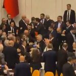 Ξύλο και των… γονέων στην τουρκική Βουλή – Βίντεο από την γενική σύρραξη