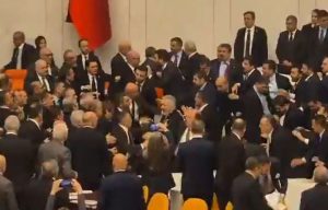 Ξύλο και των… γονέων στην τουρκική Βουλή – Βίντεο από την γενική σύρραξη